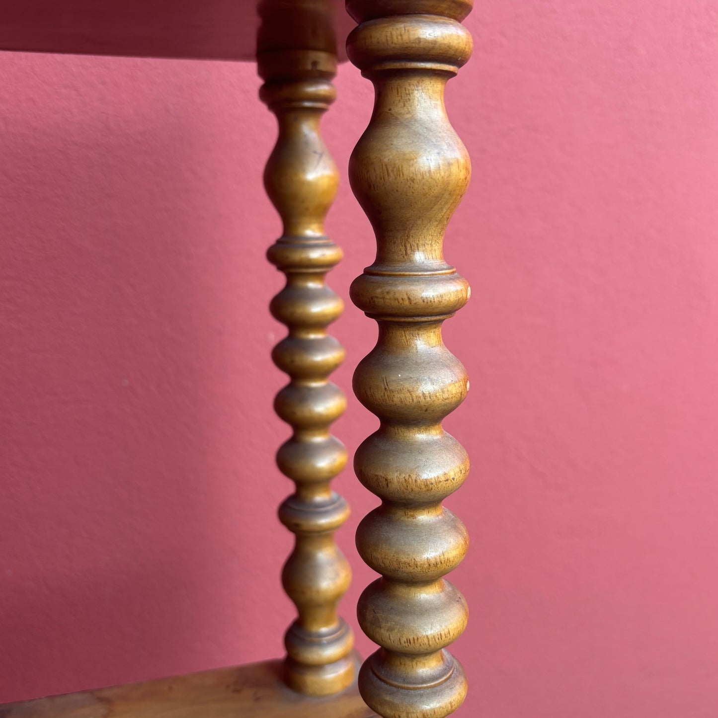 Étagère en noyer en bois perlé - Ref 1240
