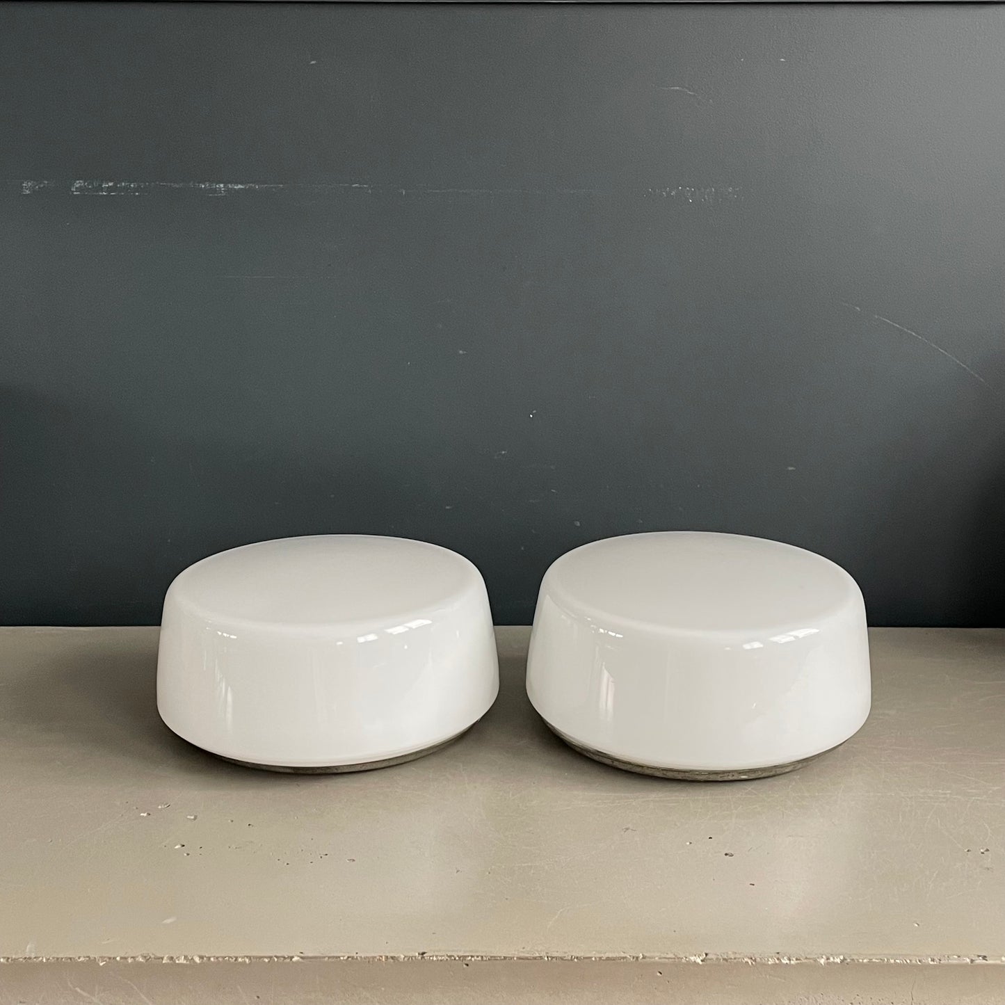 Paire de plafonniers globes en verre blanc - Ref 1175