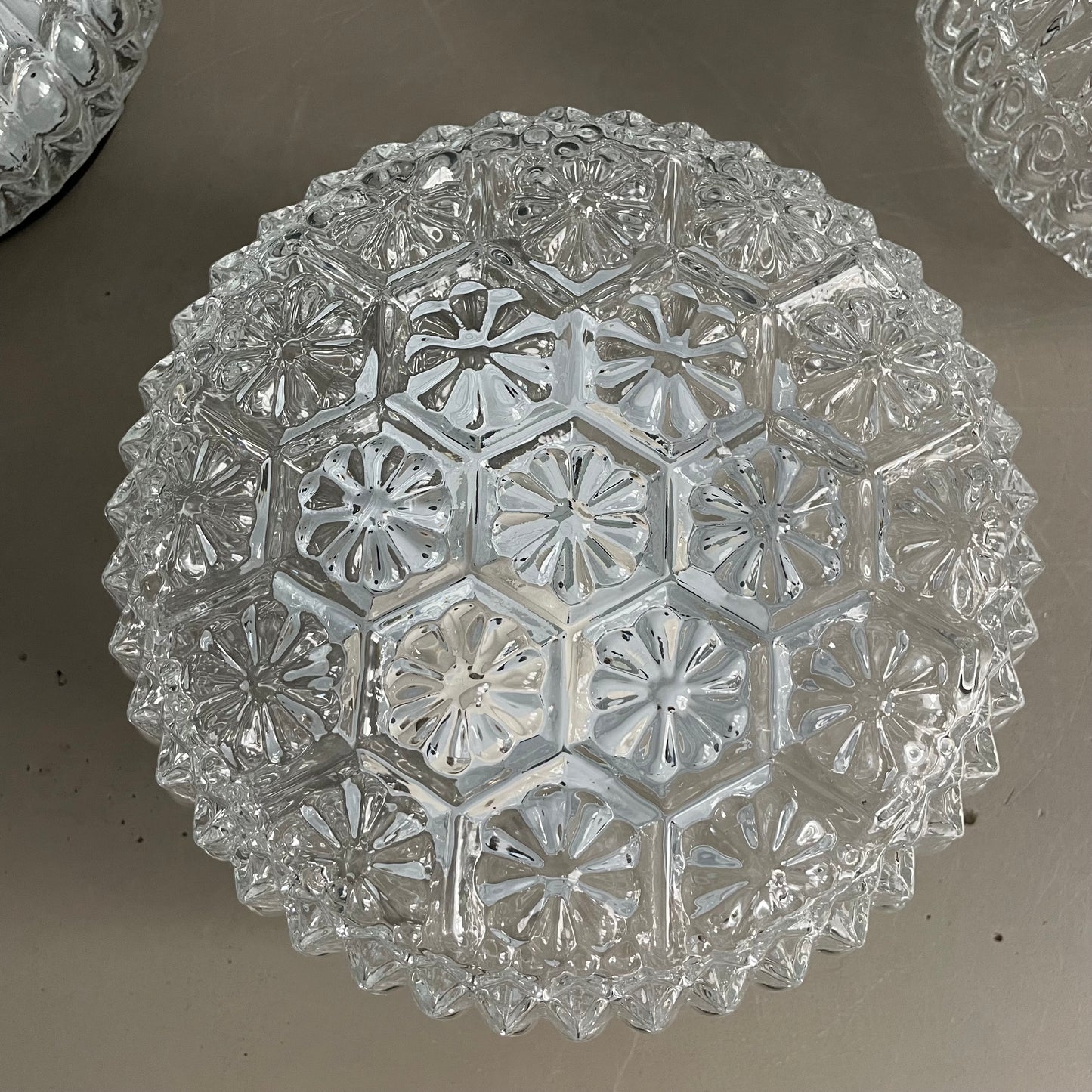 Paire de plafonniers / appliques en verre moulé + 1 globe seul - Ref 1179