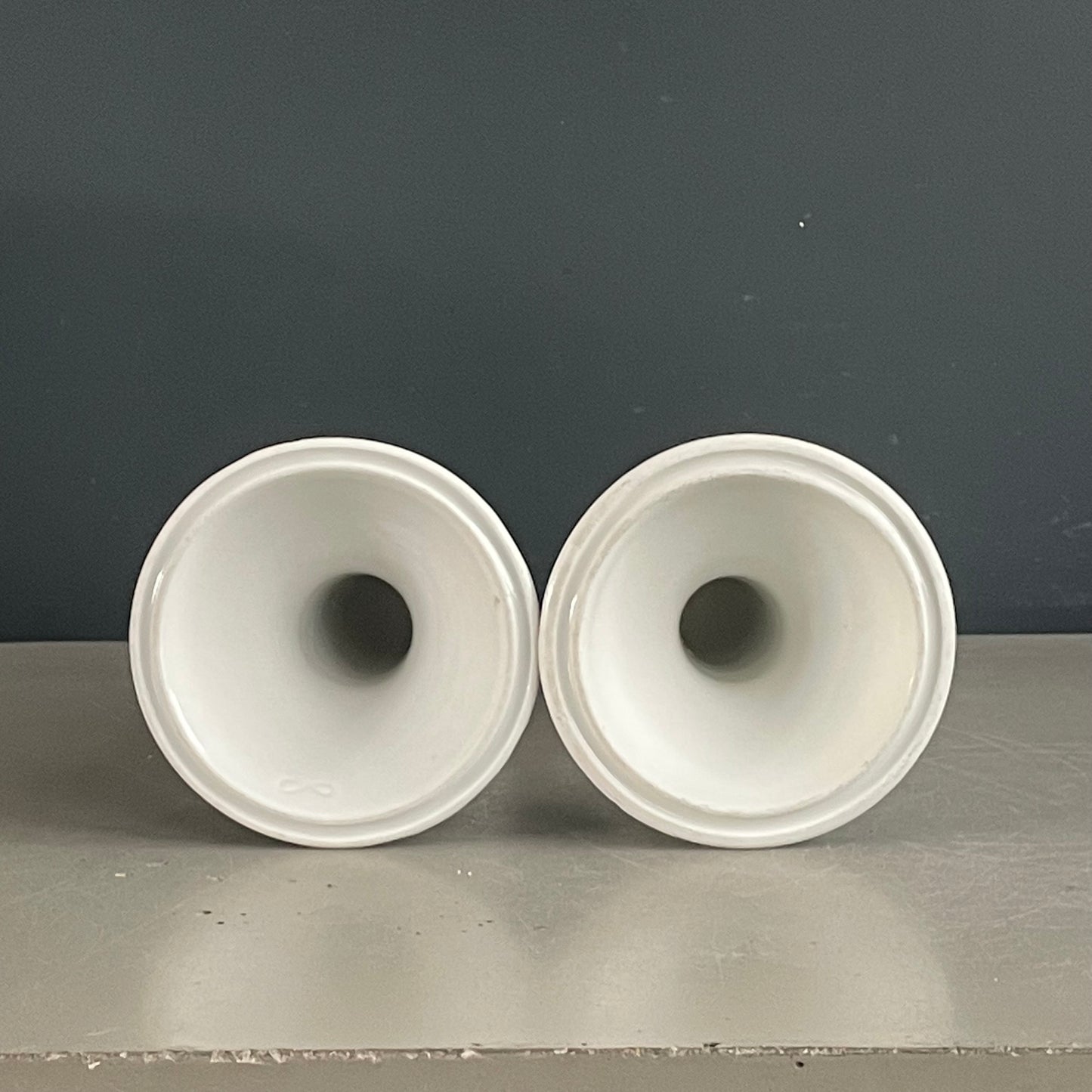 Paire de bougeoirs en porcelaine motif doré - Ref 1111