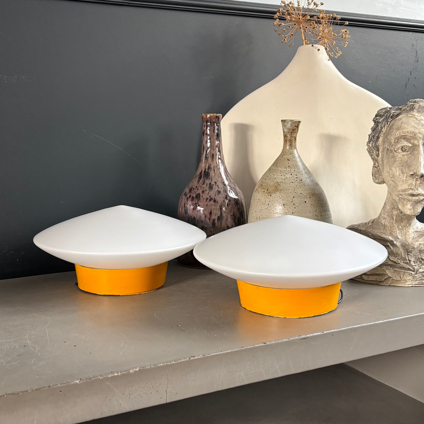 Paire d’appliques murales avec globes soucoupes en opaline - Ref 1266