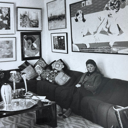 Photographie originale femme dans son salon entourée d’œuvres d’art - Ref 1284