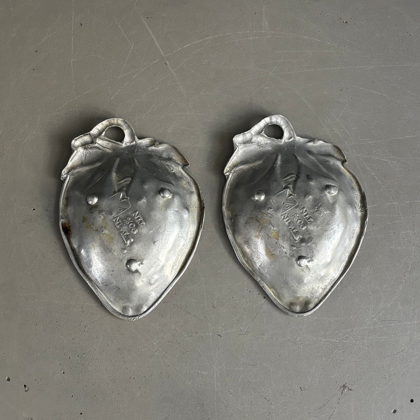 2 coupelles fraises en étain - Ref 1260