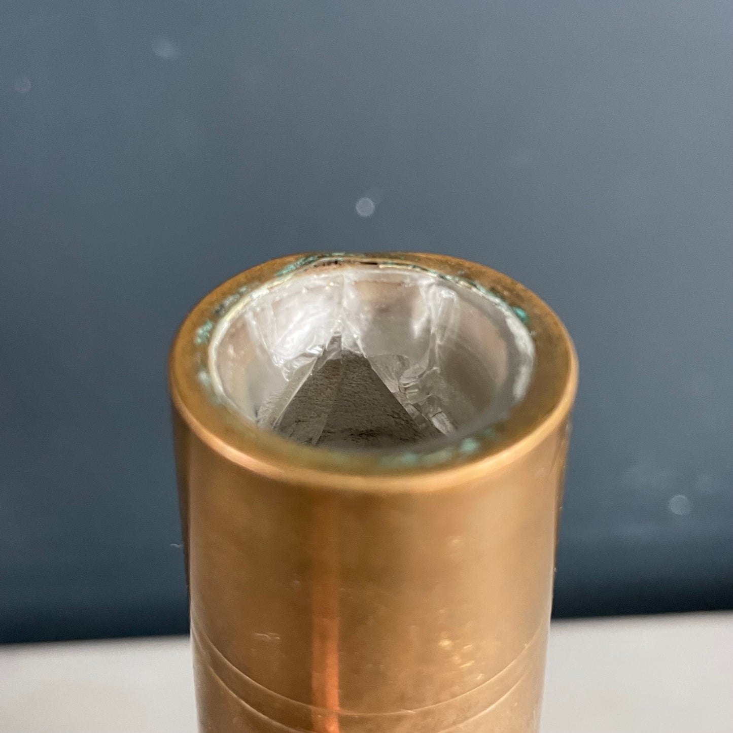 Bouteille flacon en verre ciselé et cuivre - Ref 1178