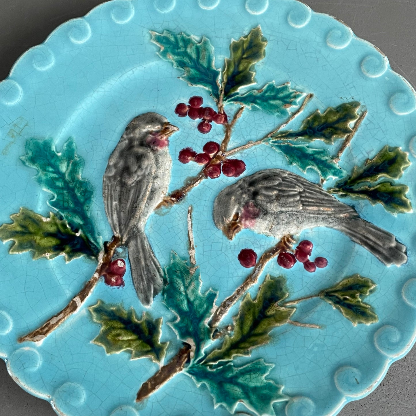 Assiette oiseaux et houx en majolique Sarreguemines XIXème - Barbotine - Ref 1158