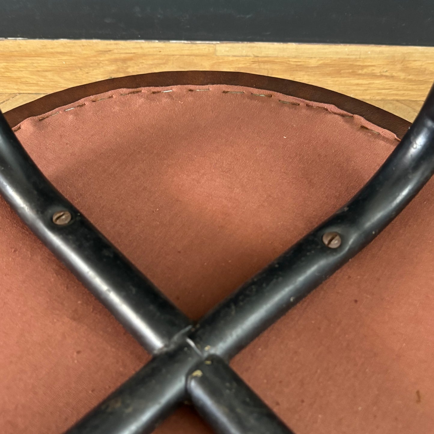 Tabouret vintage en simili marron - Ref 1233