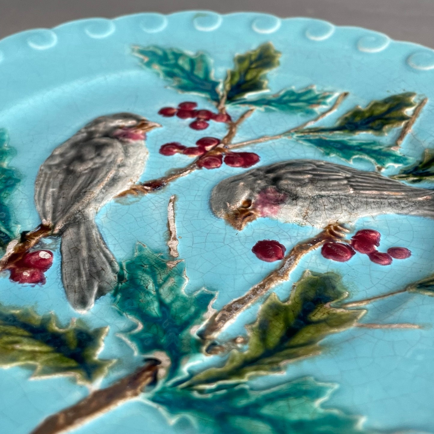 Assiette oiseaux et houx en majolique Sarreguemines XIXème - Barbotine - Ref 1158