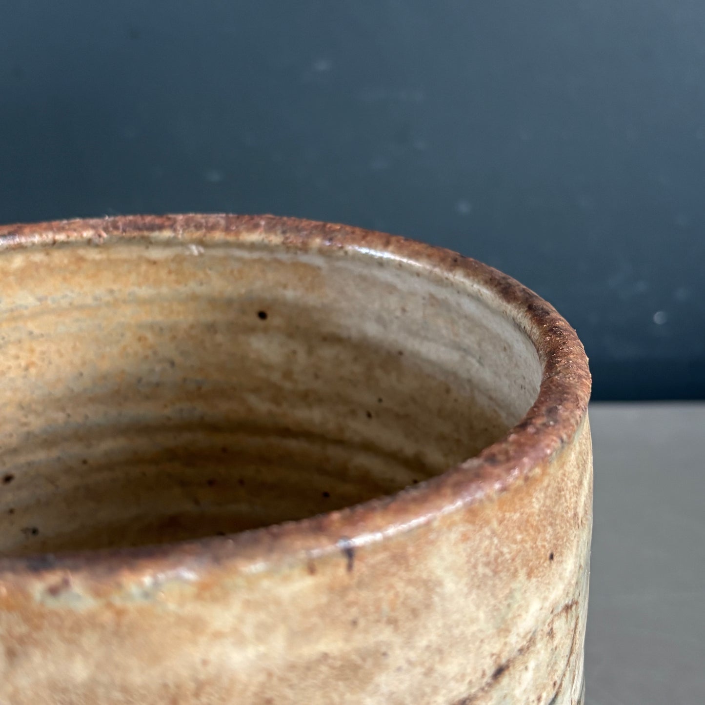 Cache-pot ou vide-poche cylindrique en céramique à motifs gravés signé - Ref 1220