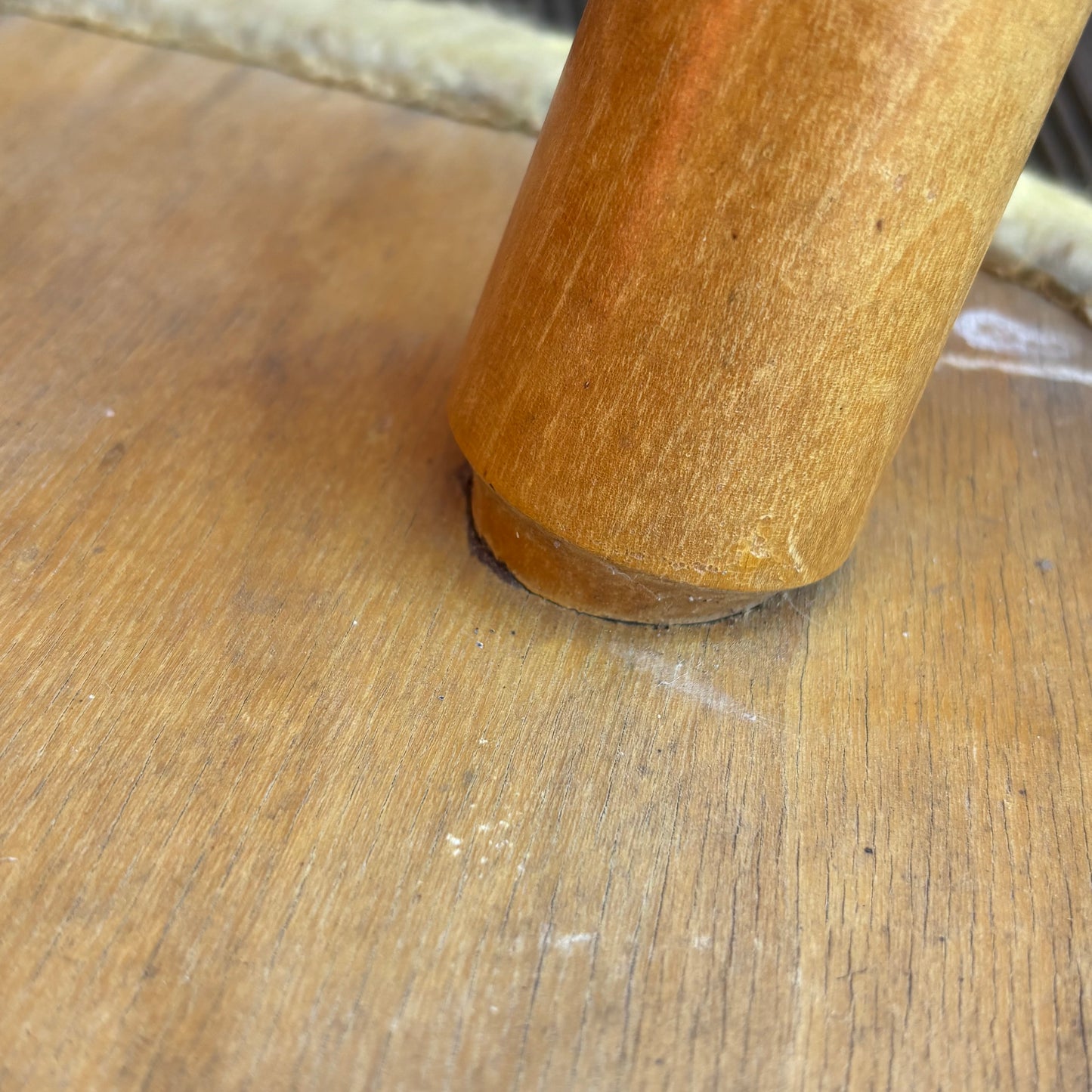 Tabouret vintage pieds compas et moumoute - Ref 1303