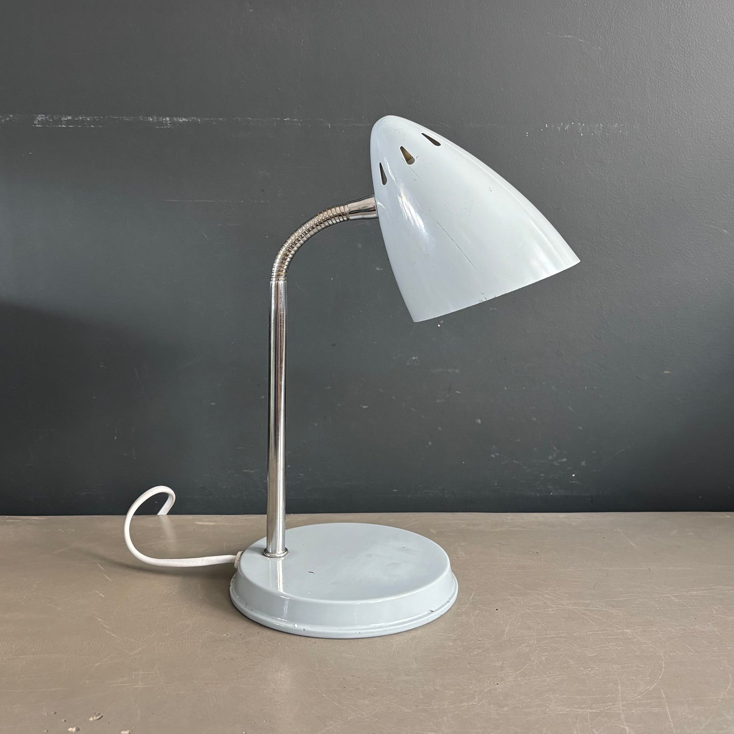 Lampe de bureau vintage Kompernass orientable en métal laqué gris perle - Ref 1270