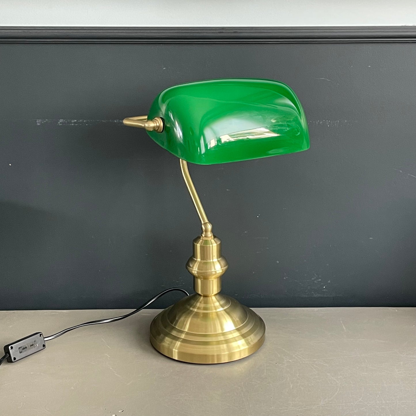 Lampe de bureau abat-jour en verre vert et pied en métal doré - Ref 1188