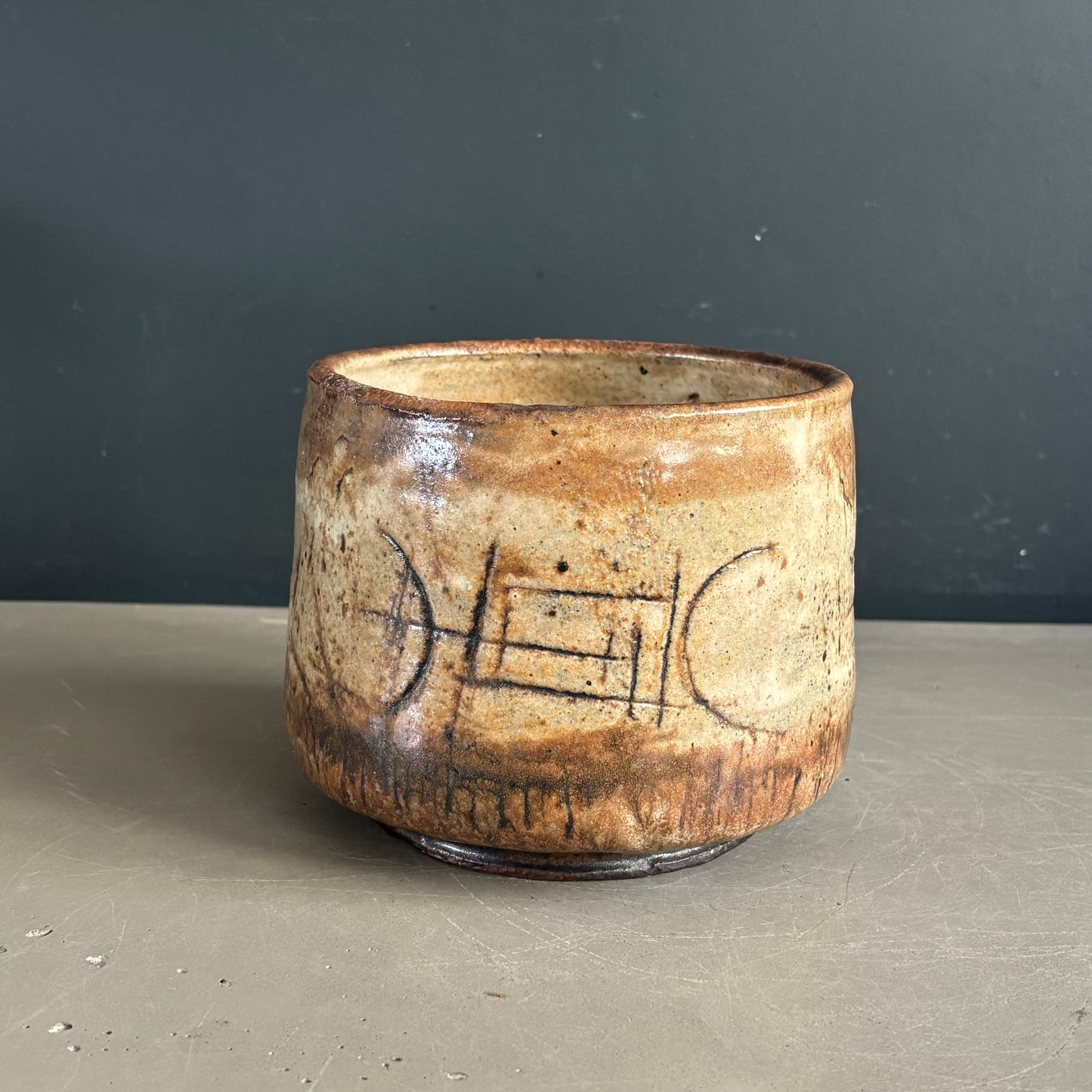 Cache-pot ou vide-poche cylindrique en céramique à motifs gravés signé - Ref 1220