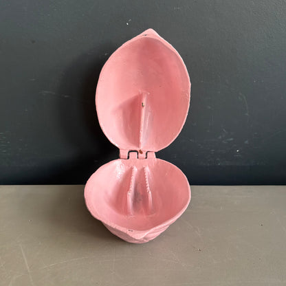 Casse-noix en fonte peinte en rose - Ref 1391