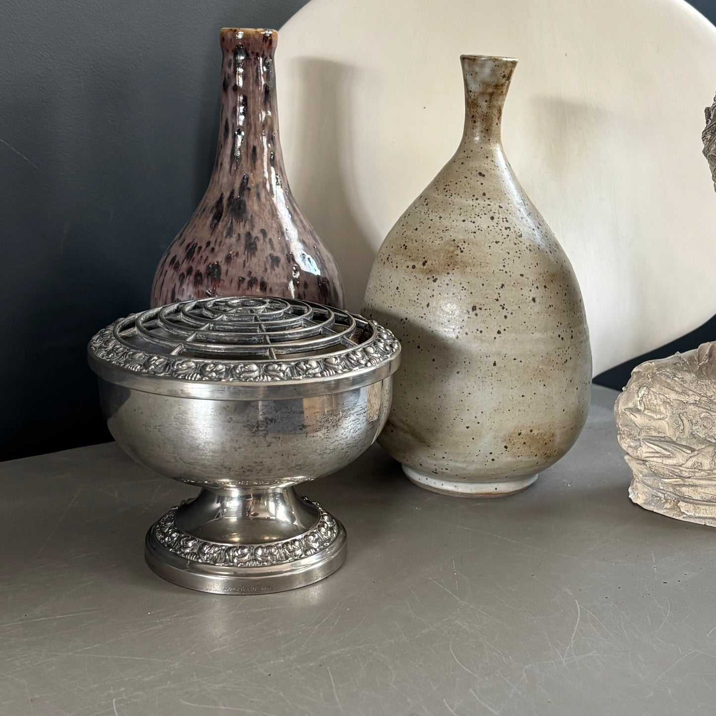 Pique-fleurs ancien en métal plaqué argent, lanthe, Angleterre - Ref 1293