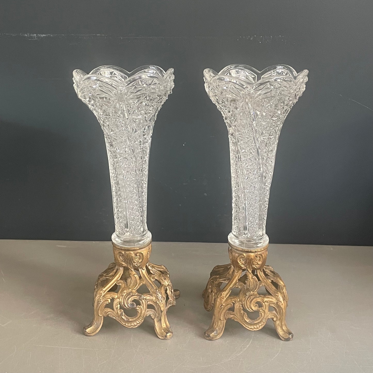 Paire du bougeoirs en régule et verre moulé - Ref 937