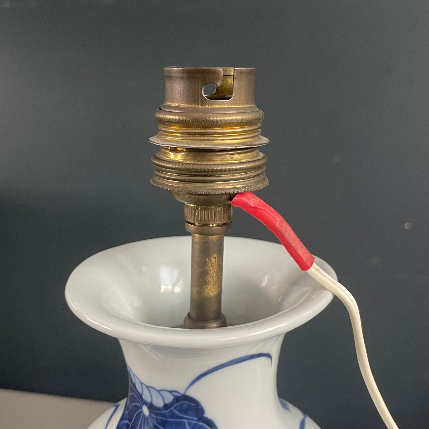 Pied de lampe asiatique en porcelaine peinte à la main - Ref 1106