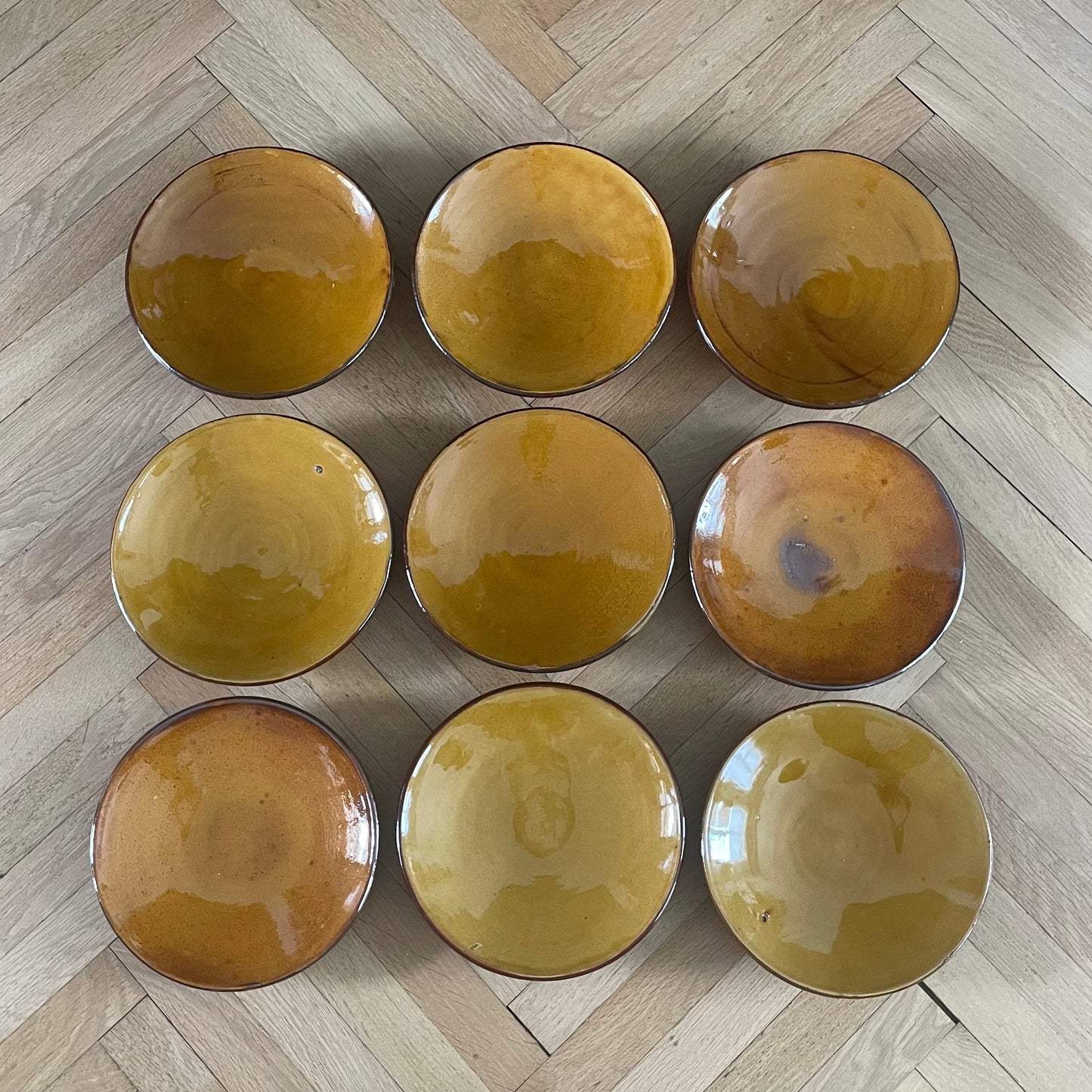 Lot de 9 assiettes en terre cuite moutarde - Ref 1053
