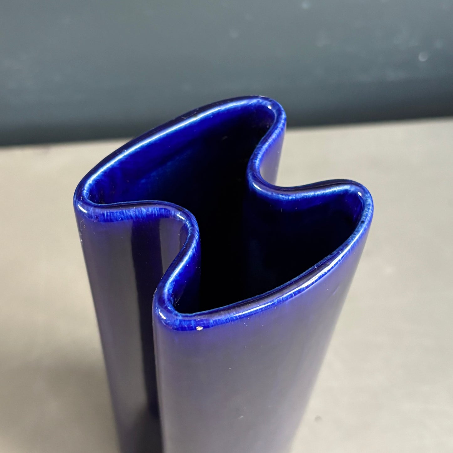 Vase vintage en céramique émaillée bleue Klein - Ref 1278