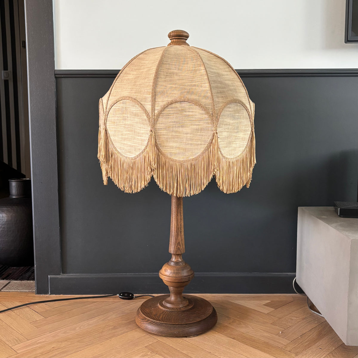 Grande lampe de salon pied bois et abat-jour à franges - Ref 1371