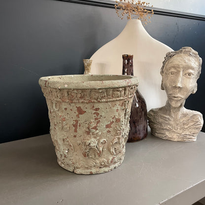 Cache-pot en terre cuite à motifs en relief - Ref 1208