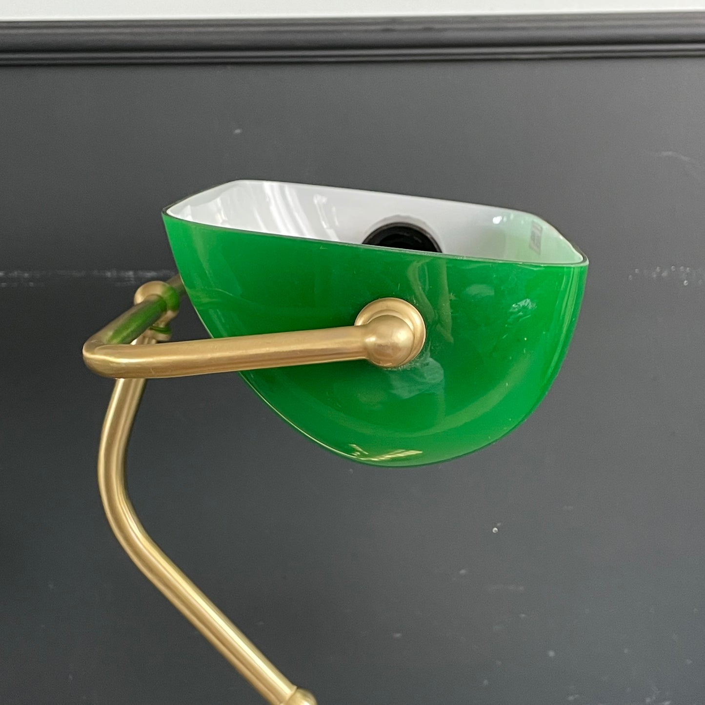 Lampe de bureau abat-jour en verre vert et pied en métal doré - Ref 1188