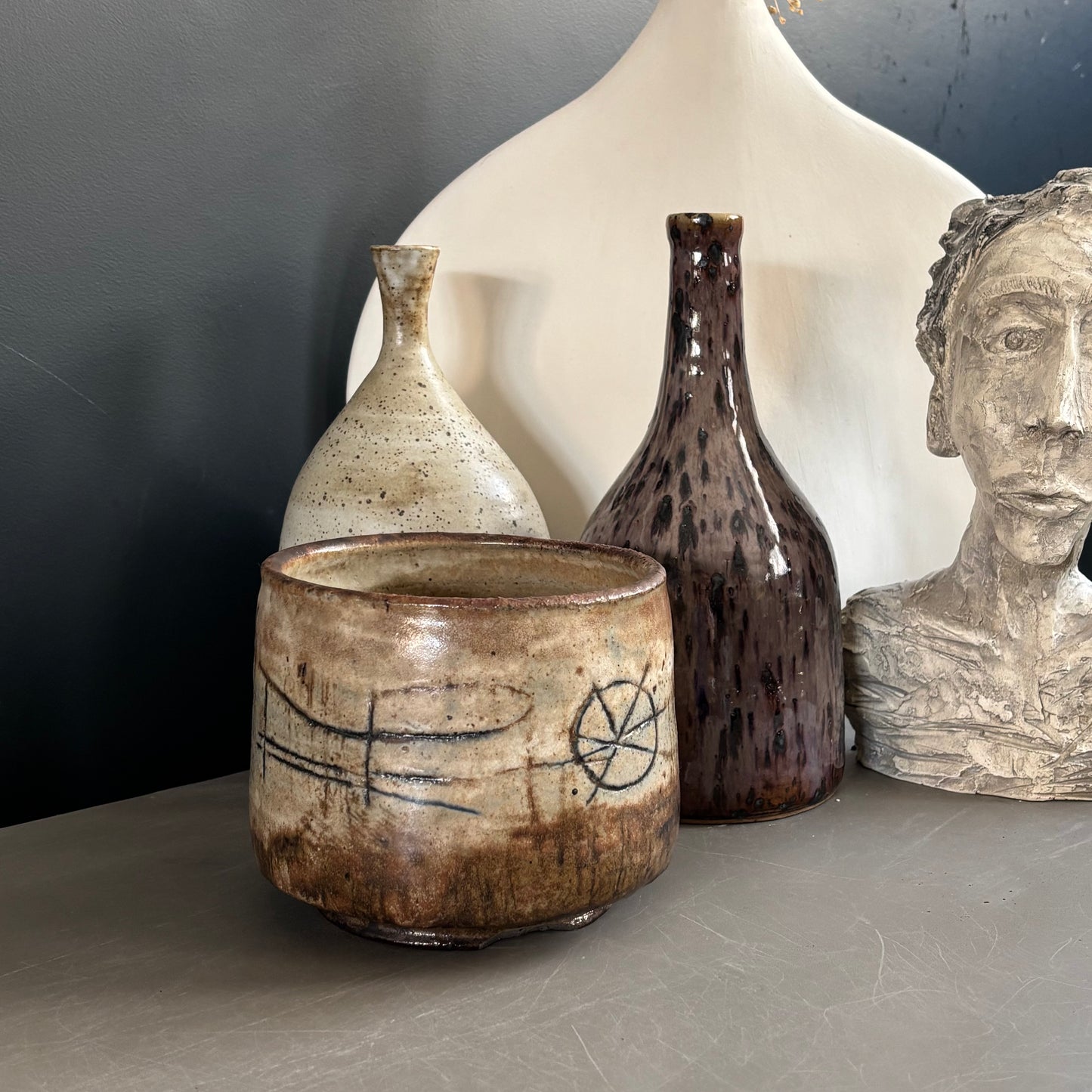 Cache-pot ou vide-poche cylindrique en céramique à motifs gravés signé - Ref 1220