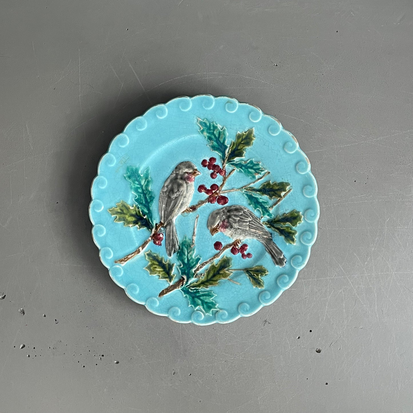 Assiette oiseaux et houx en majolique Sarreguemines XIXème - Barbotine - Ref 1158