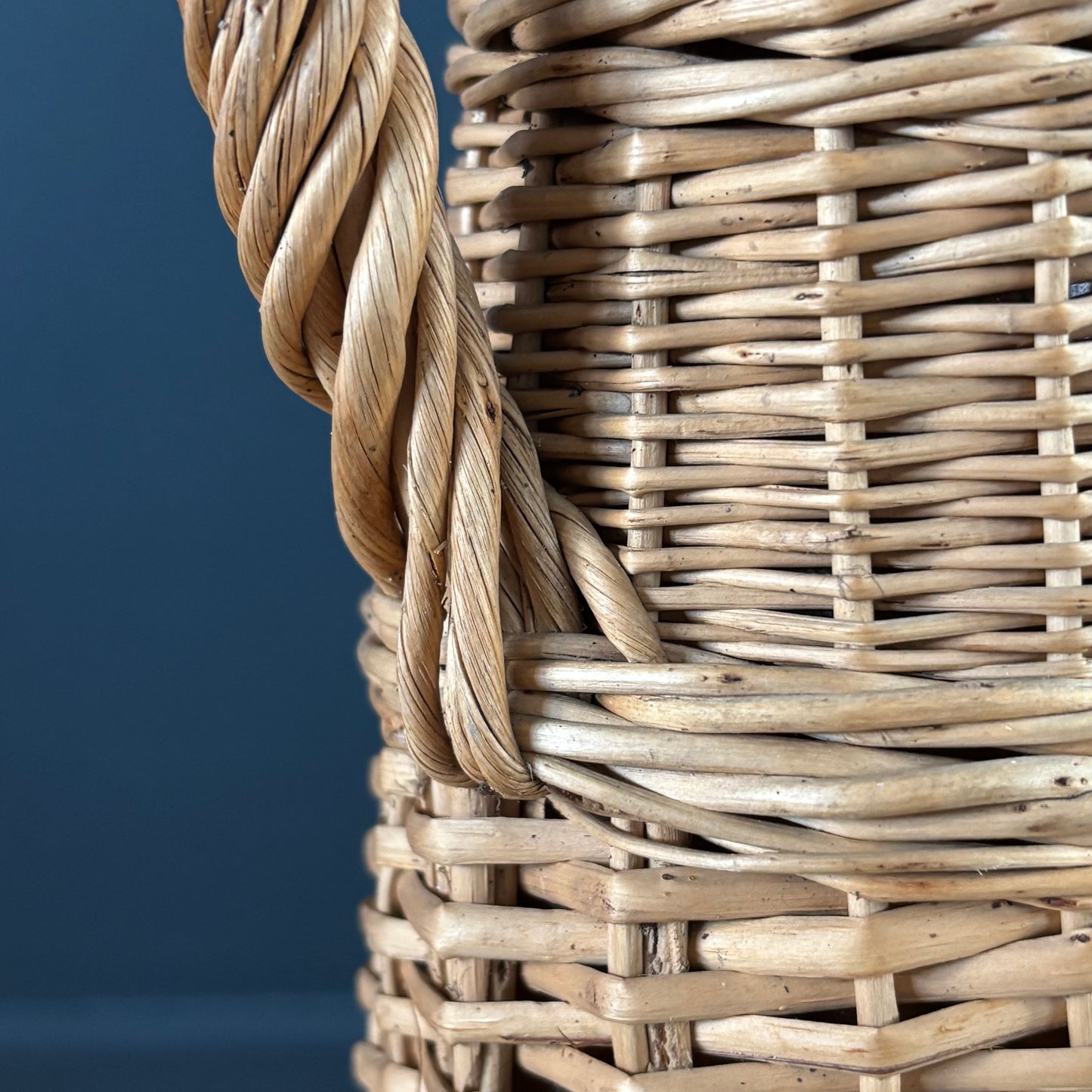 Bouteille en verre ambré dans son panier à poignée en osier - Ref 1232