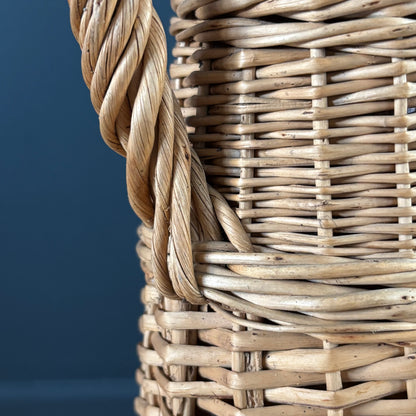 Bouteille en verre ambré dans son panier à poignée en osier - Ref 1232