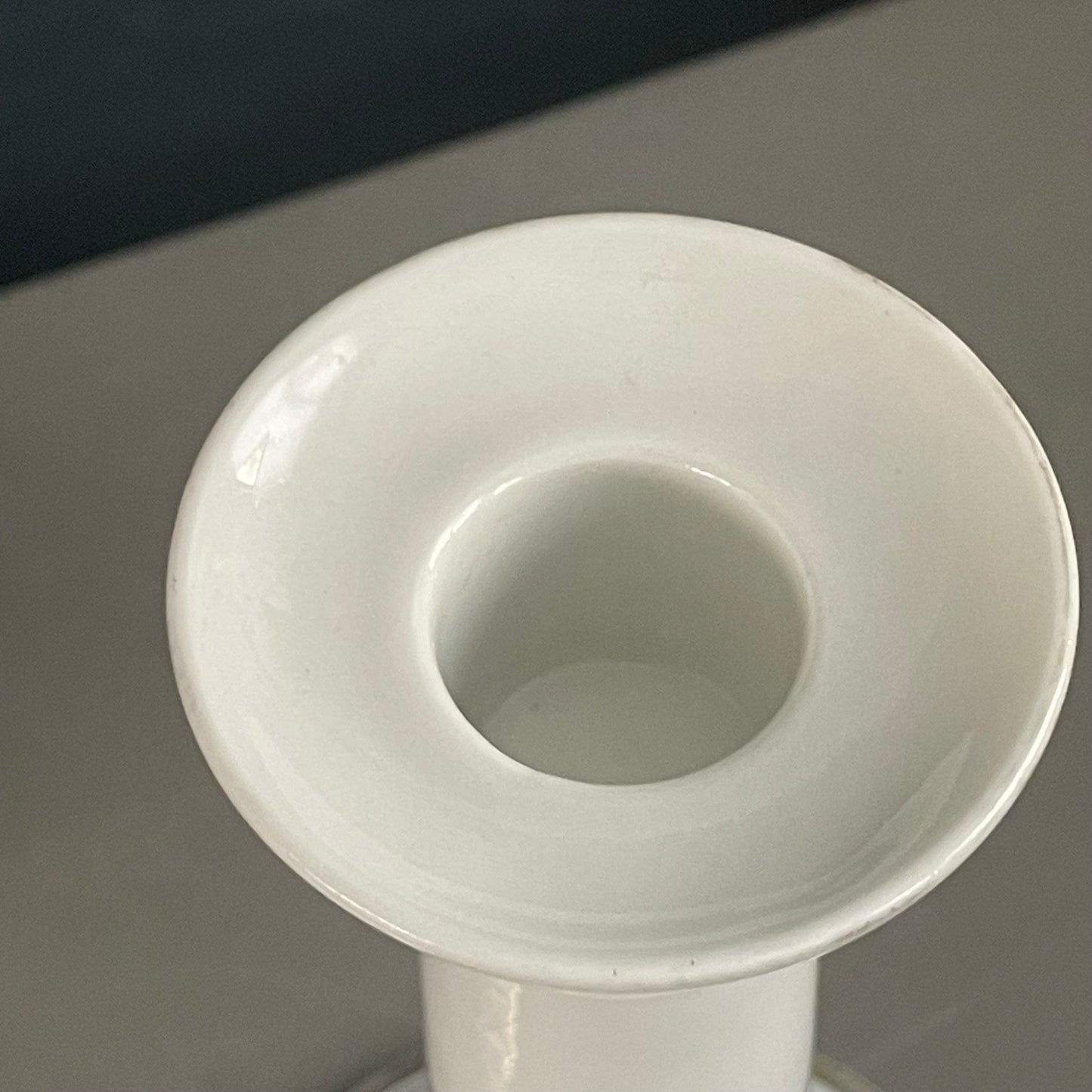 Paire de bougeoirs en porcelaine motif doré - Ref 1111