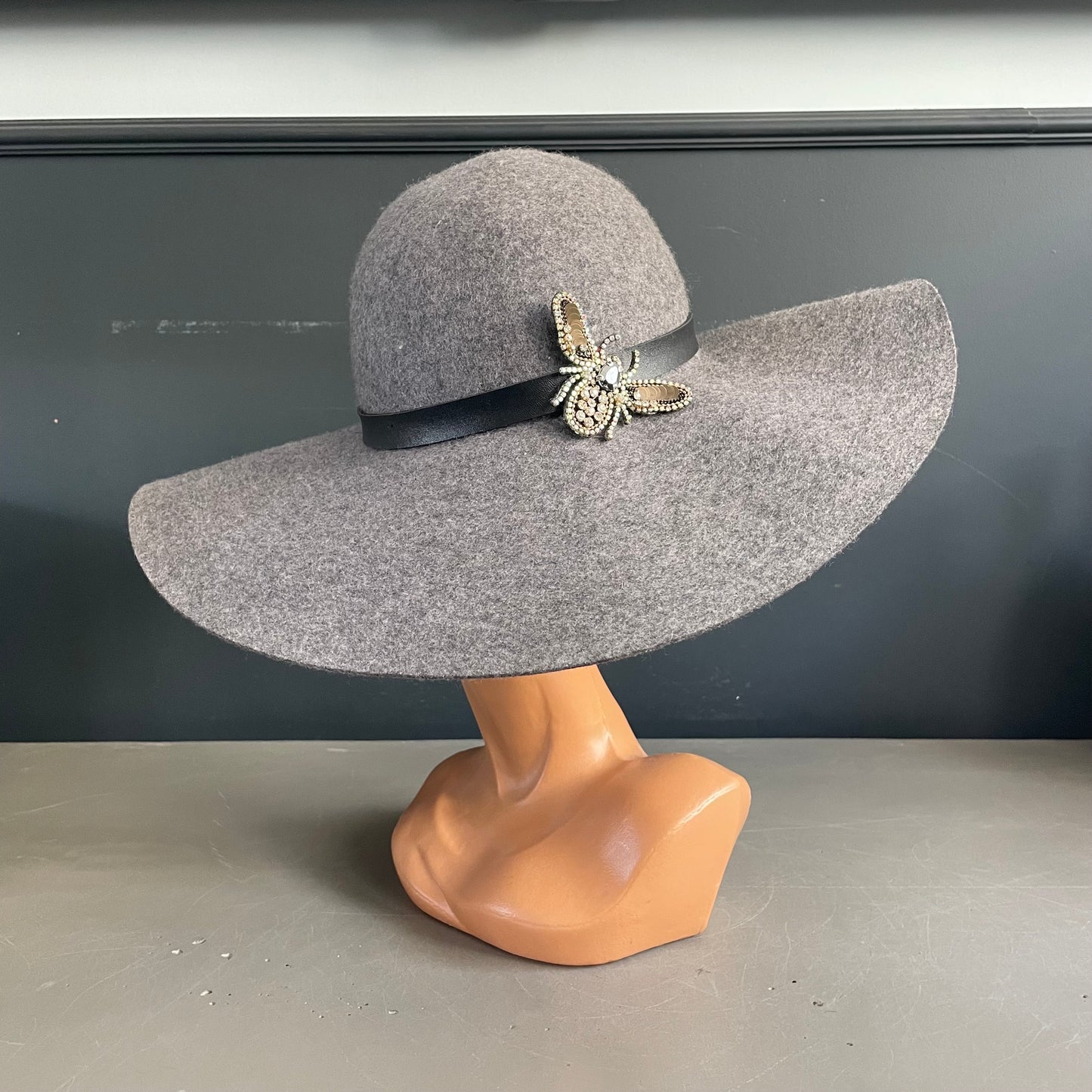 Chapeau en feutre avec broche - Ref 1065