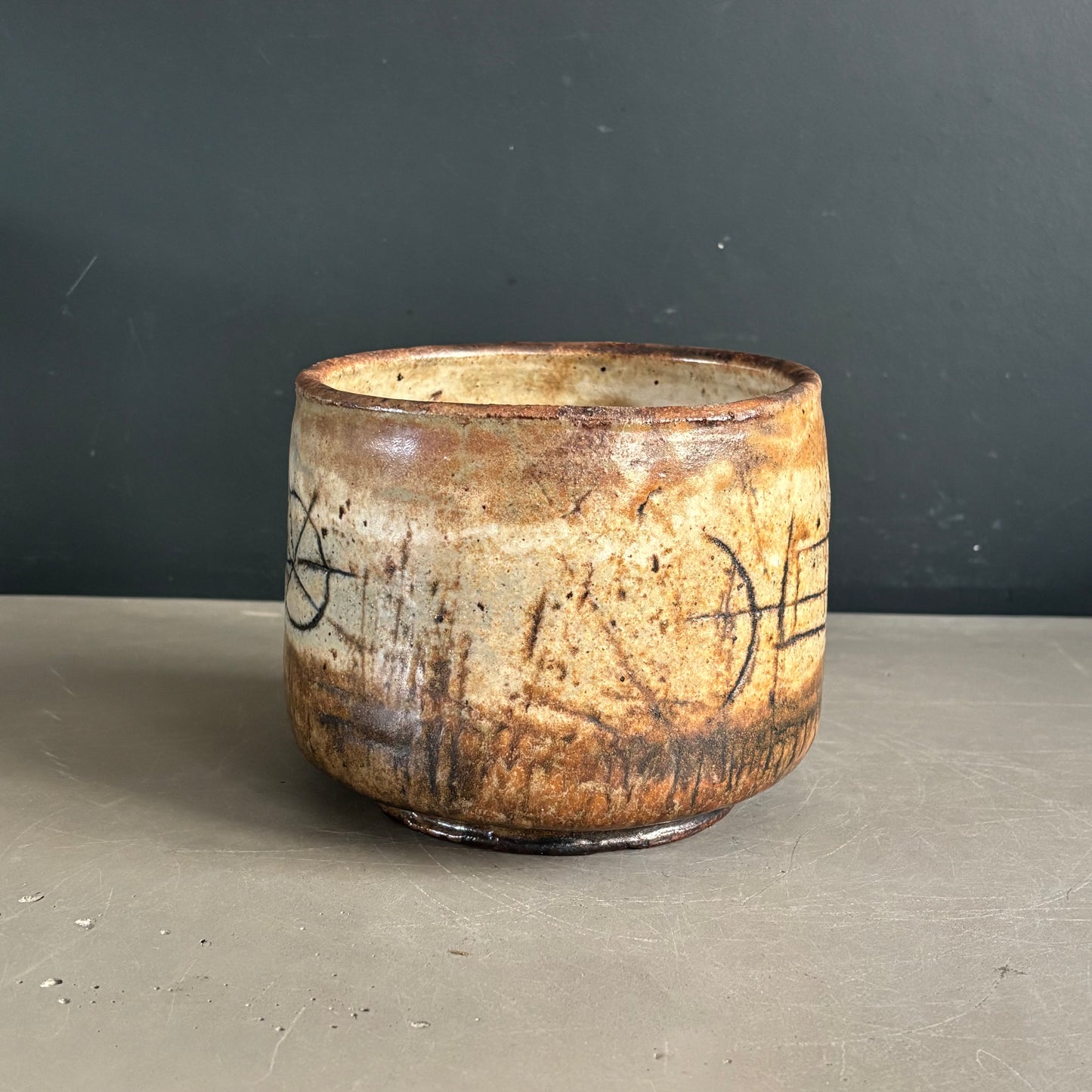 Cache-pot ou vide-poche cylindrique en céramique à motifs gravés signé - Ref 1220