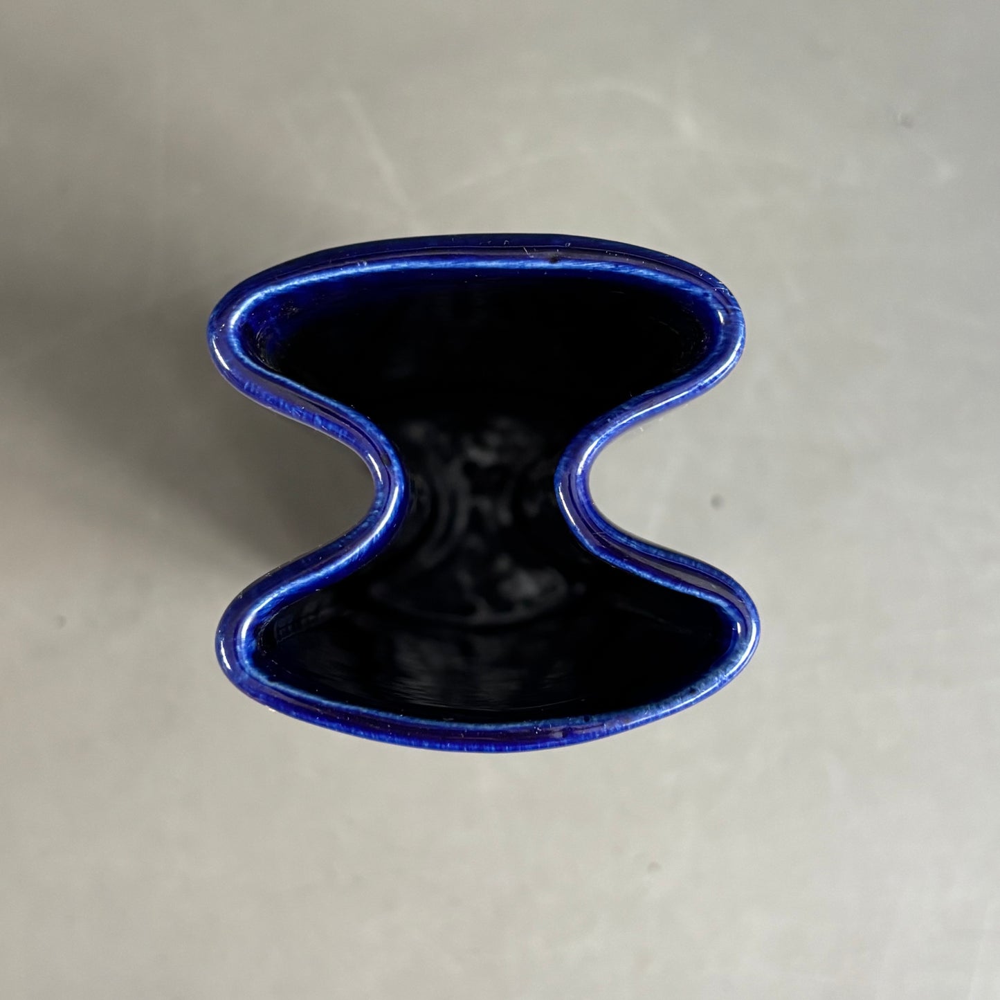 Vase vintage en céramique émaillée bleue Klein - Ref 1278