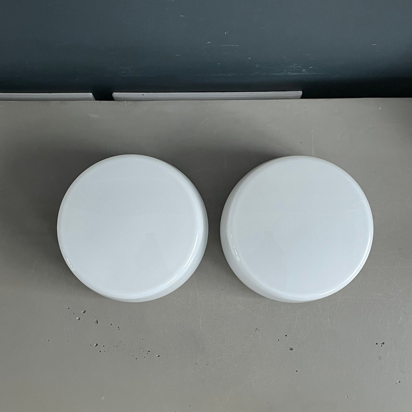 Paire de plafonniers globes en verre blanc - Ref 1175