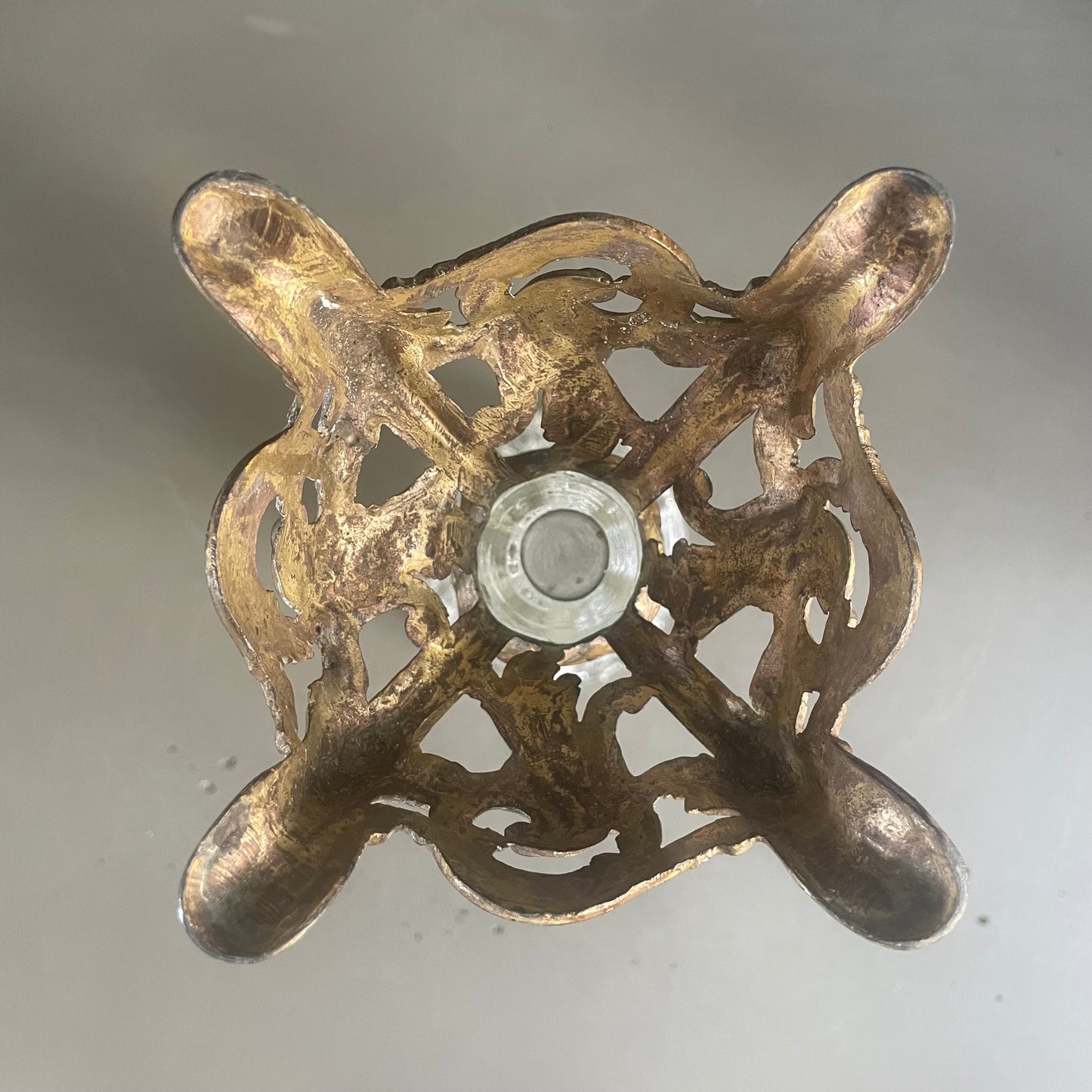 Paire du bougeoirs en régule et verre moulé - Ref 937