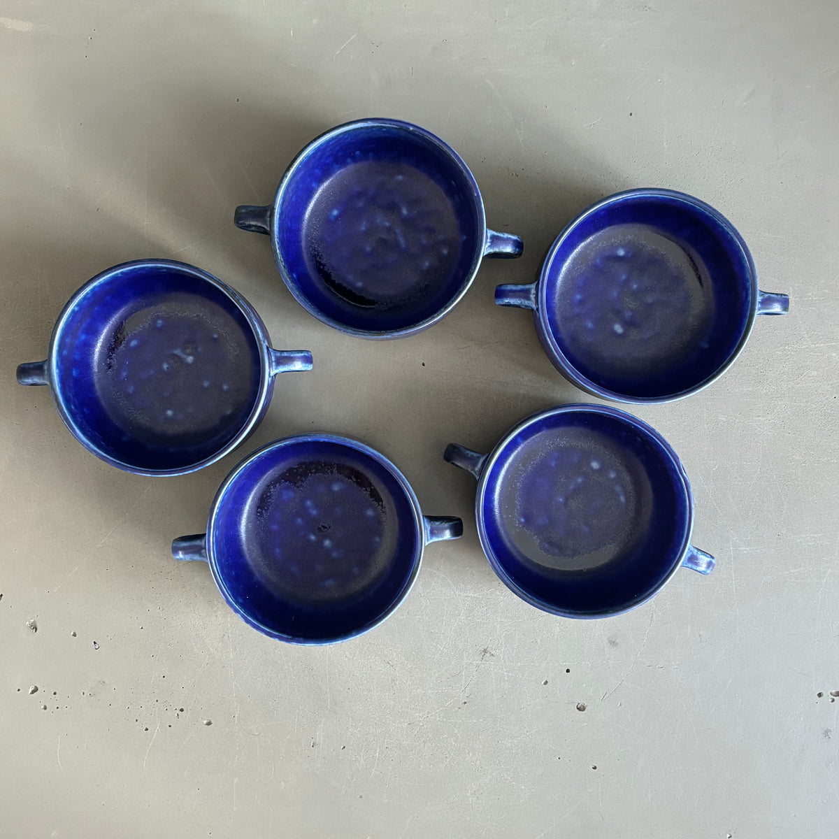 Ensemble de 5 tasses à thé avec soucoupes en céramique bleu Klein - Ref 1393