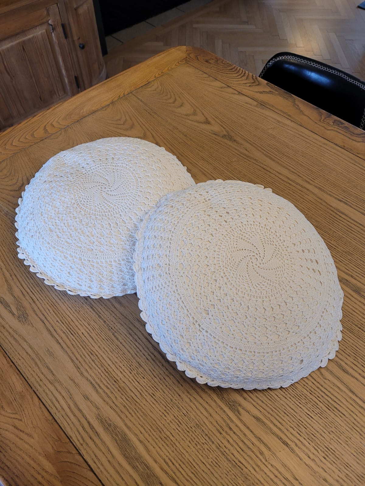 Set of 2 crochet cushions