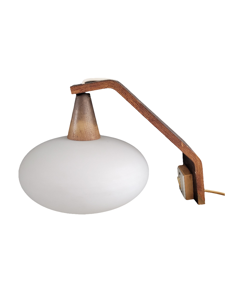 Applique scandinave vintage en teck et globe opaline - Ref 355