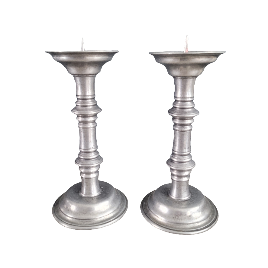 Paire de bougeoirs liturgiques en étain gravés et poinconnés - Ref 482