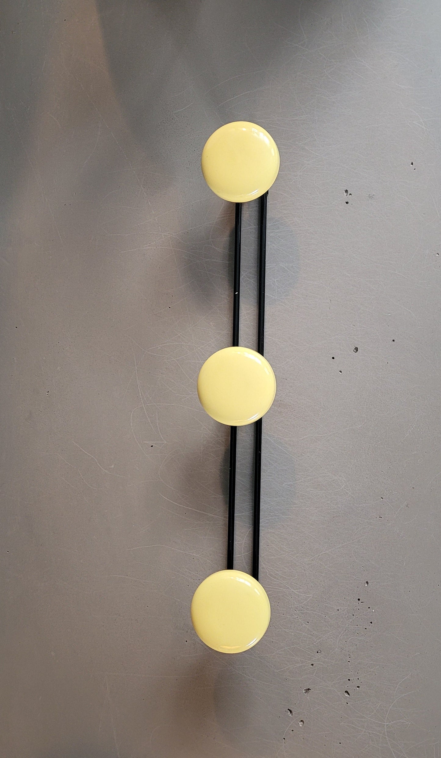 Porte-manteaux mural vintage 3 patères jaune - Ref 310