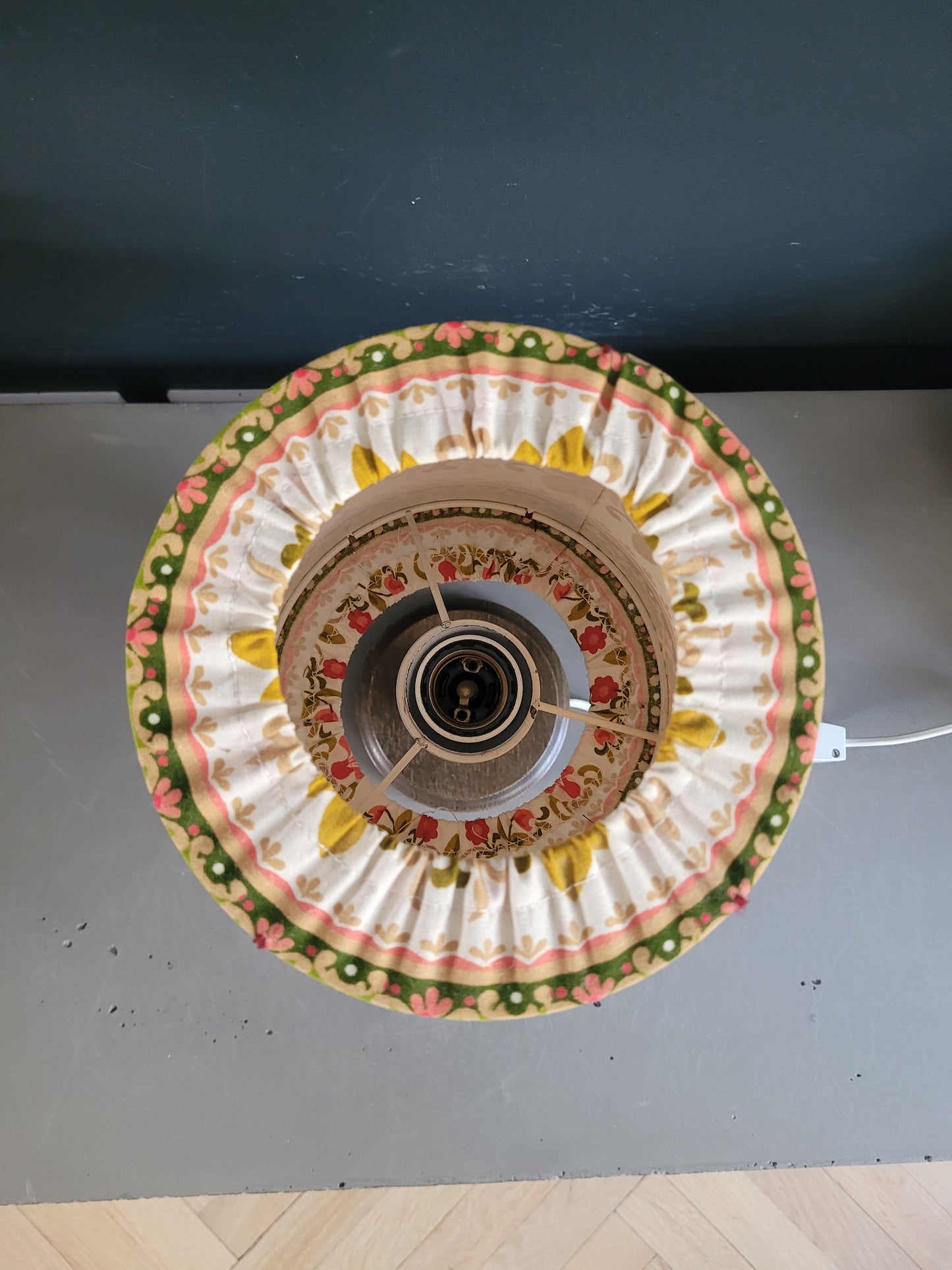 Lampe de chevet pied en bois tourné et abat-jour fleuri - Ref 957