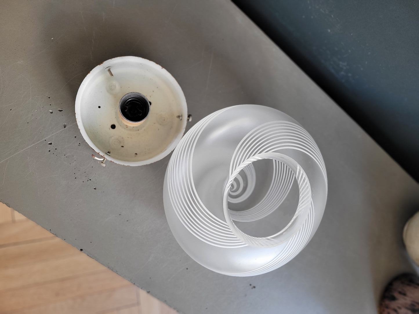 Plafonnier applique en verre globe dépoli à motif spirale- Ref 819