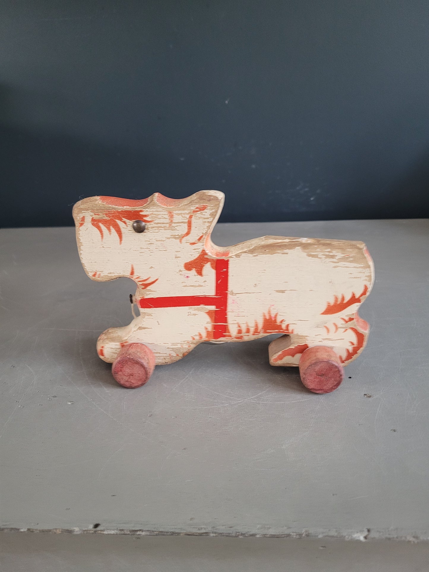 Jouet chien à tirer ancien en bois peint - Ref 906