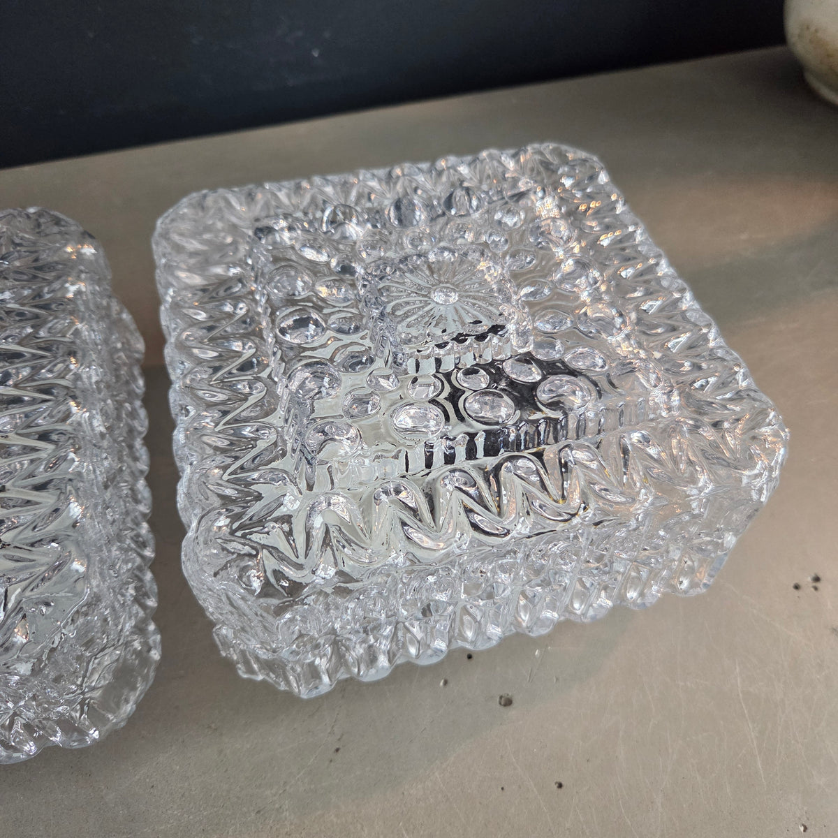 Paire de plafonniers ou appliques en verre moulé - Ref 1430