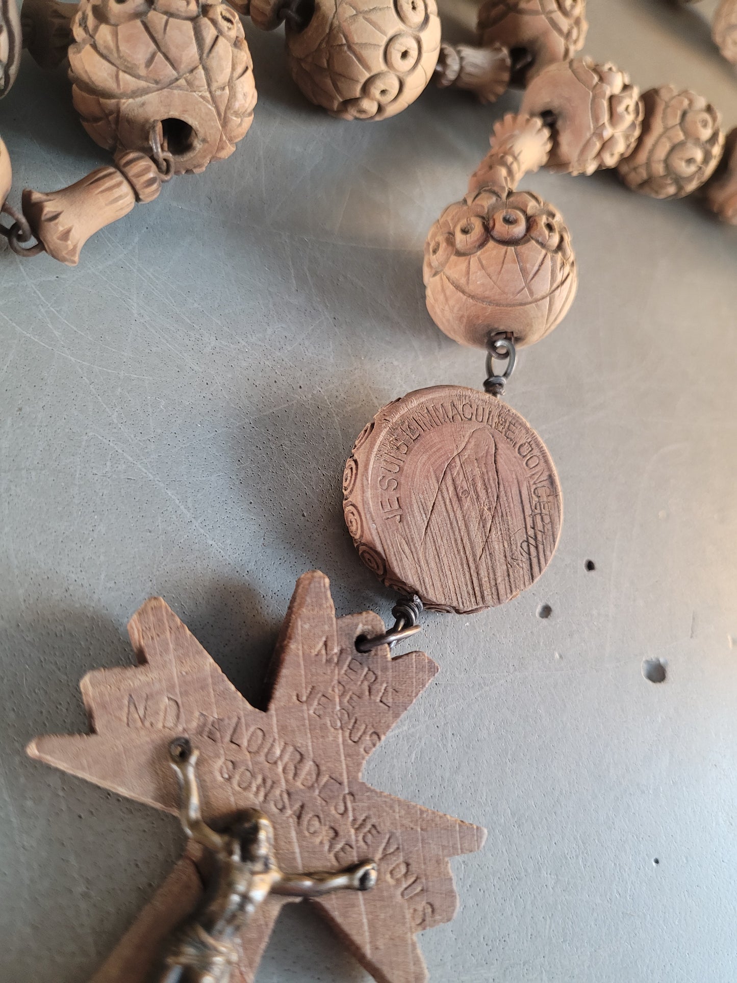 Grand chapelet en bois sculpté 130cm - Notre Dame de Lourdes - Ref 787