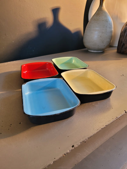 Lot de 4 raviers / plats en fonte émaillée- Ref 735