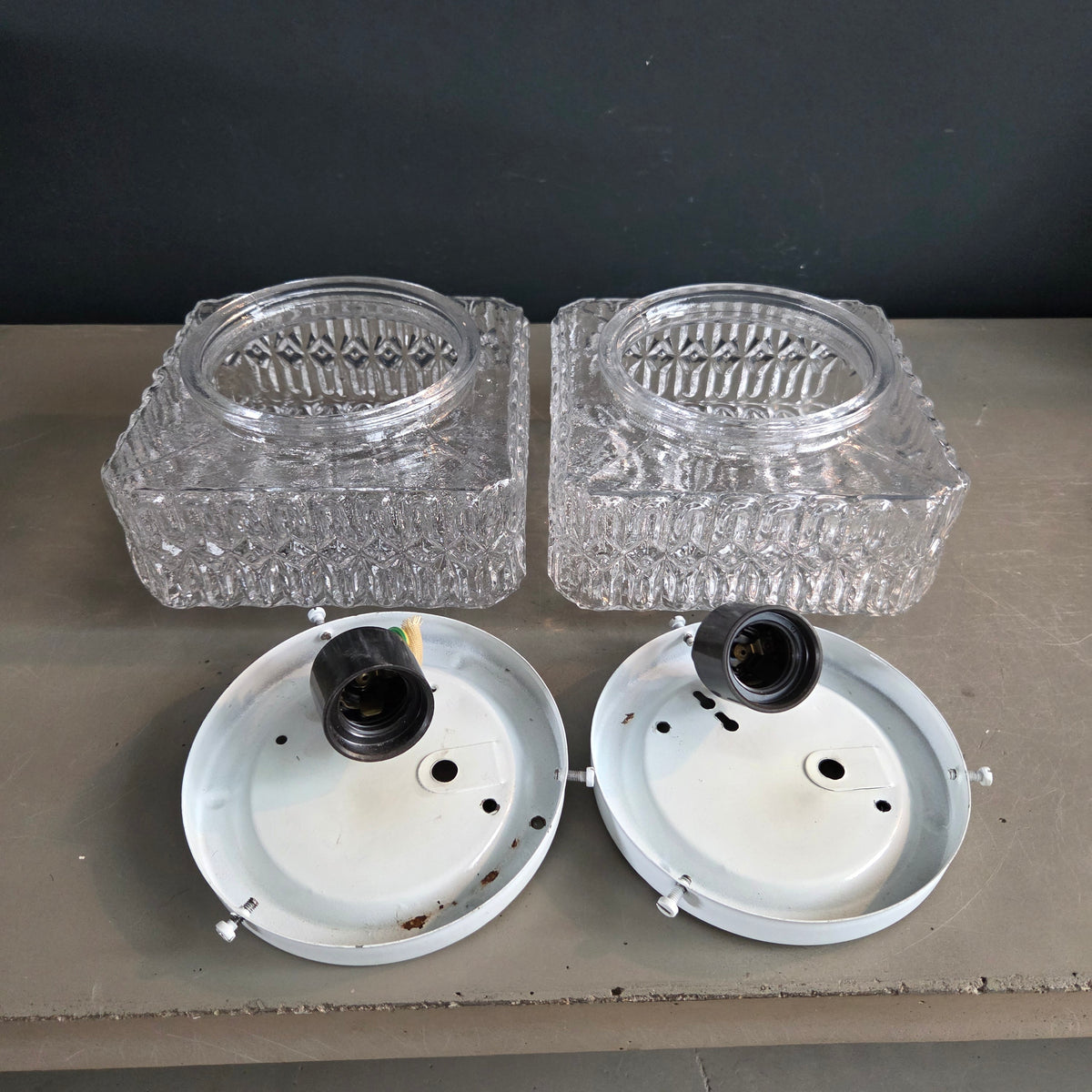 Paire de plafonniers ou appliques en verre moulé - Ref 1430