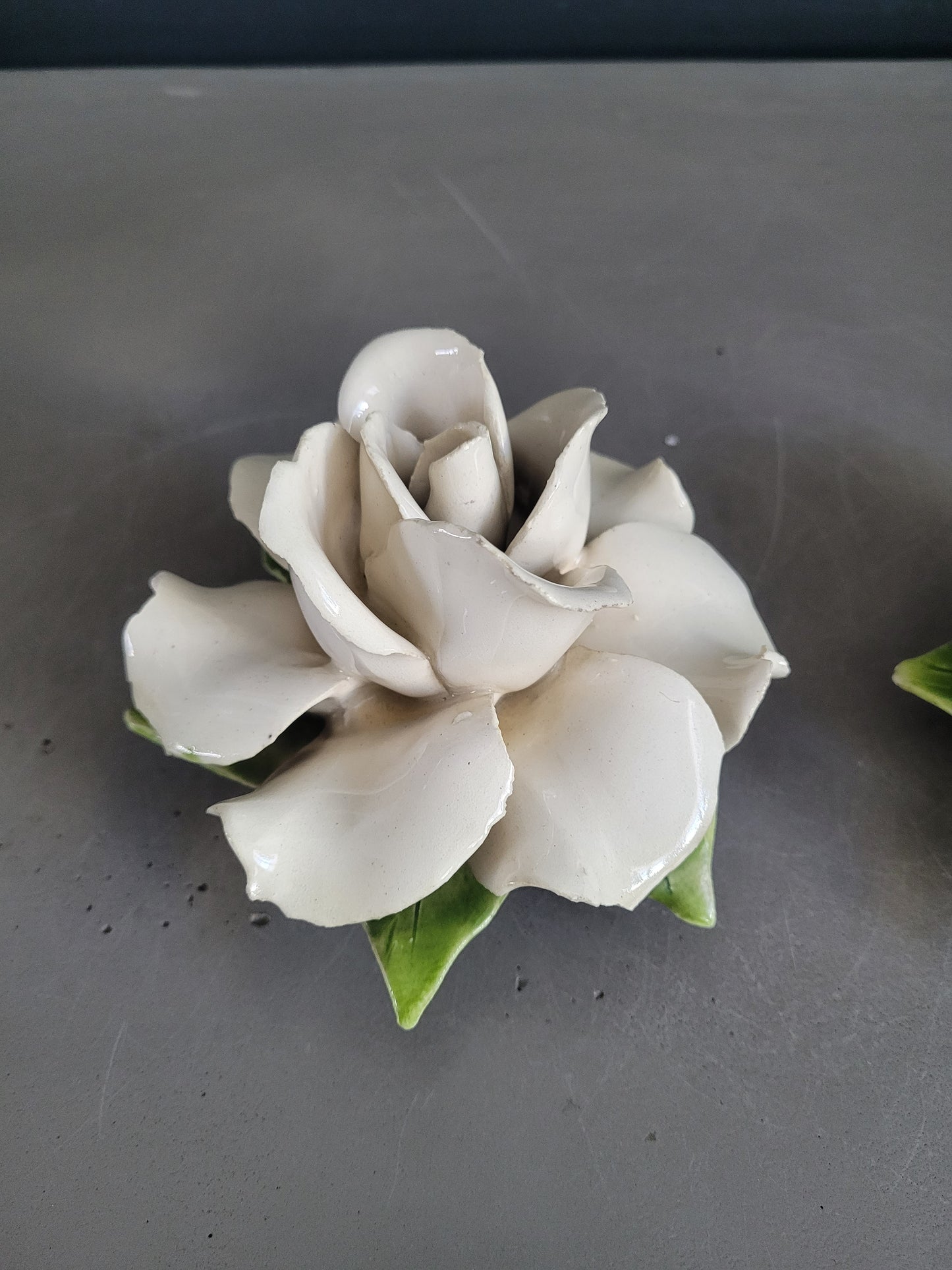 Paire de roses en céramique à suspendre- Ref 555