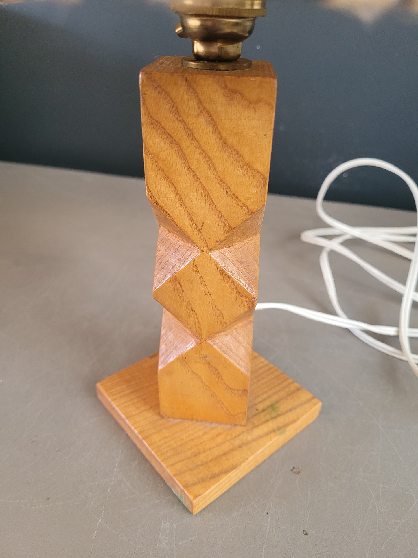 Lampe à poser vintage pied bois et abat-jour laine - 743