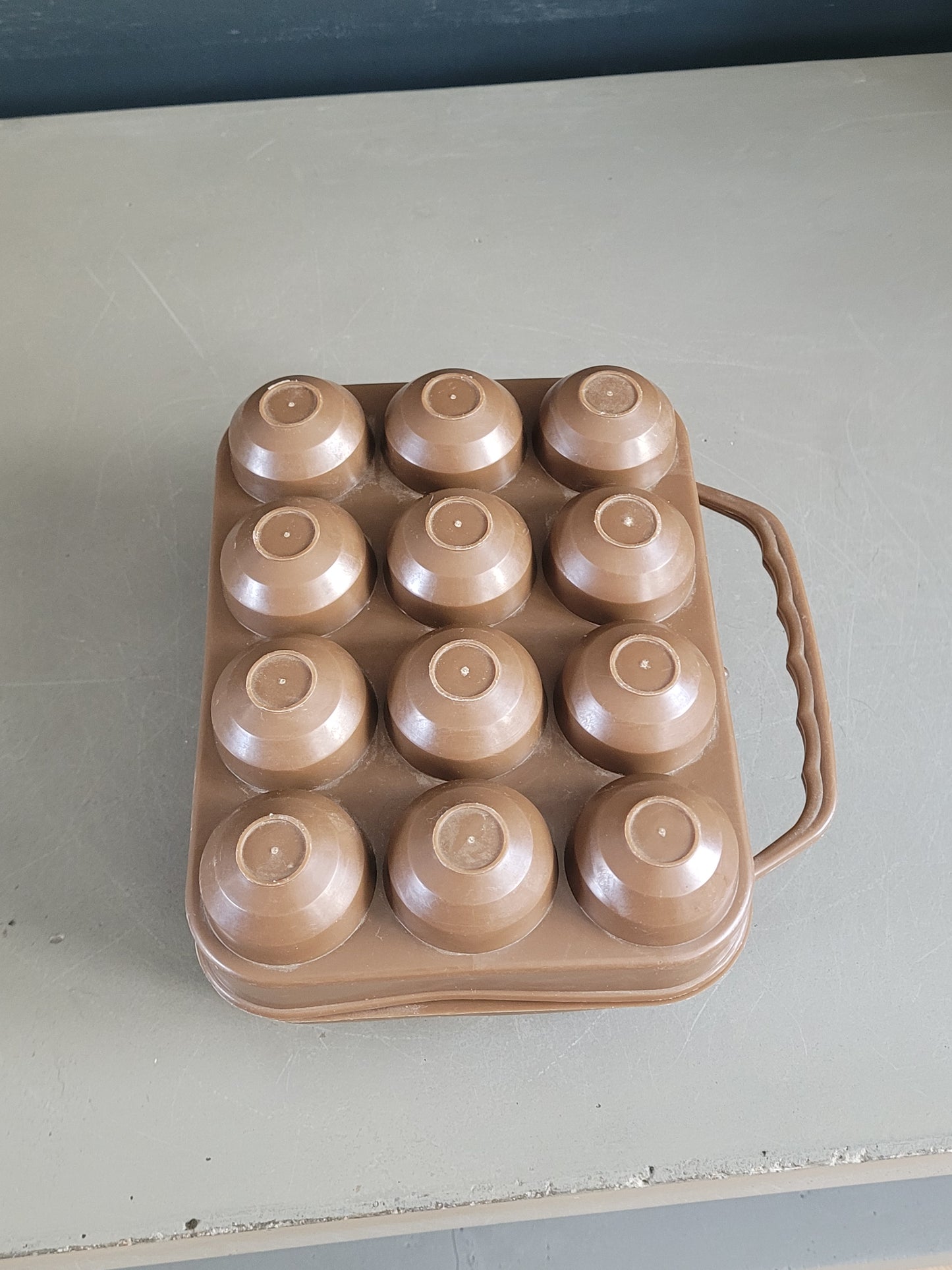 Boîte à œufs vintage en plastique marron chocolat- 12 compartiments - Ref 1018